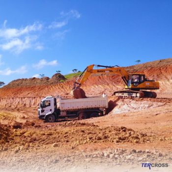 Sobre a terraplenagem que é uma técnica que consiste em cortar e retirar o excesso de terra de um ambiente